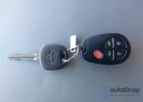 2011 Toyota Sienna Le V6 z USA, uszkodzony, nr VIN 5TDKK3DC7BS009075